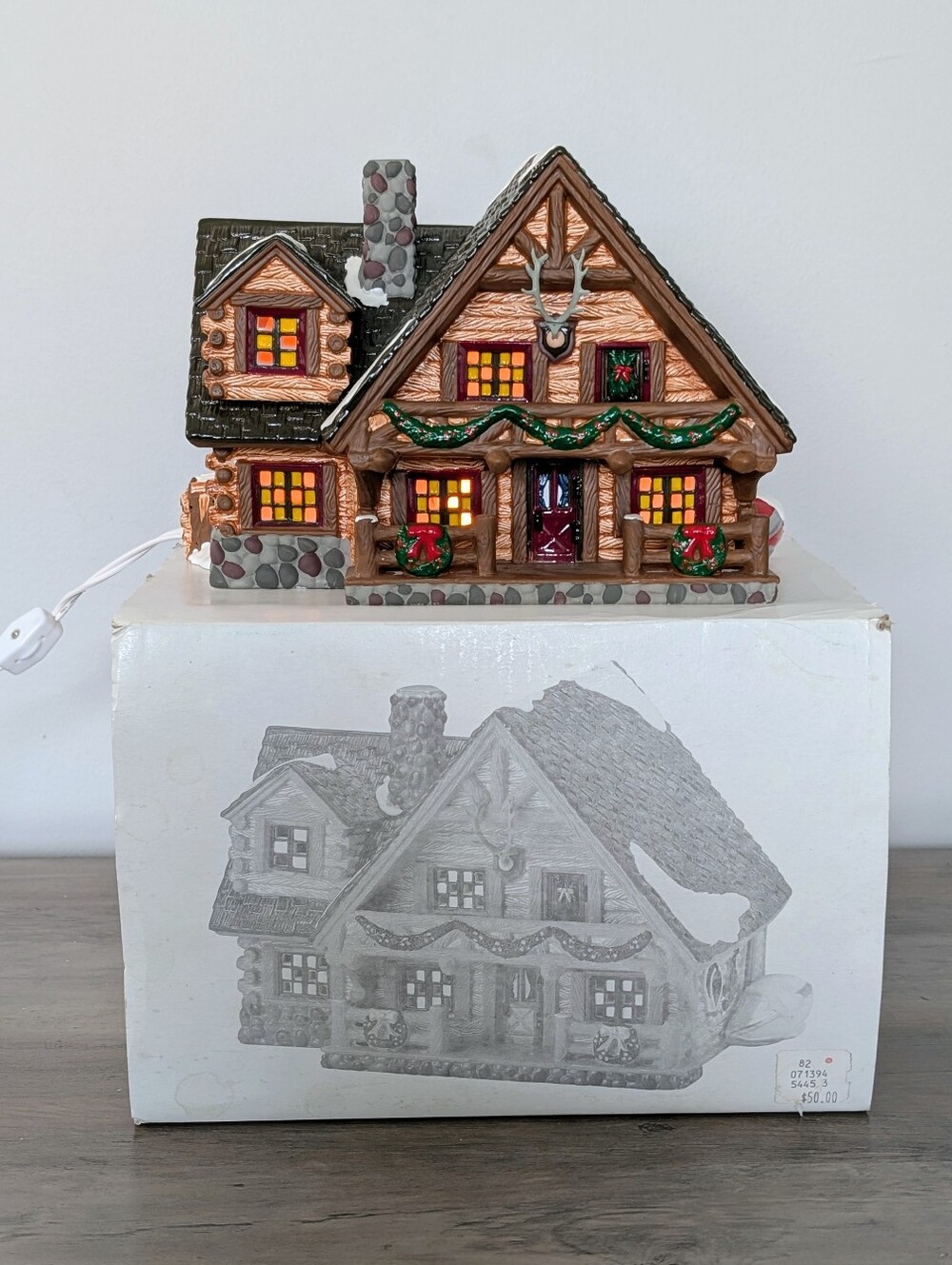 DEPT. 56 - “Hunting Lodge” SNOW VILLAGE Retired 1993 w/Light & Box EXCELLENT